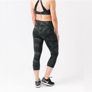 Zyia Womens Capri Leggings Size Medium 8-10 Forest Camo Luxe Gym Workout Yoga
